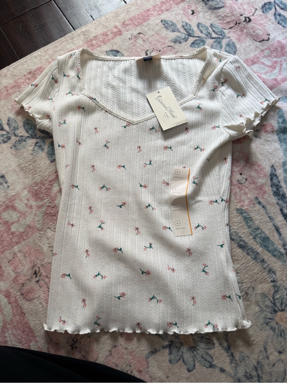 NWT Universal Thread White Ribbed Floral V-Neck Short Sleeve Top